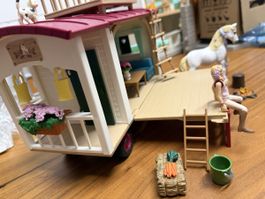Schleich Horse Club Wohnwagen mit Zubehör und Pferd