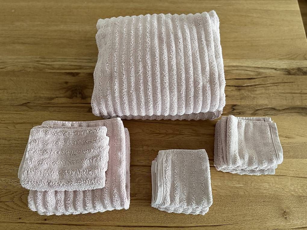 Badetücher: Frotierwäsche-Set Rosa (Frottee) – Gebraucht aus Rotkreuz von nic_h8xy 1