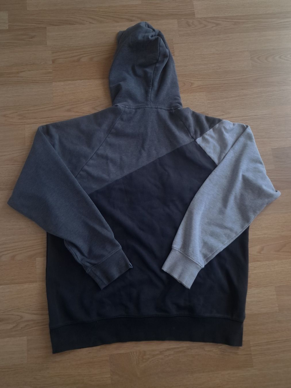 Nike Pullover & Sweatshirts: Nike Pullover mit Kapuze Grau  – Gebraucht aus Biel/Bienne von sof_yx5y 2