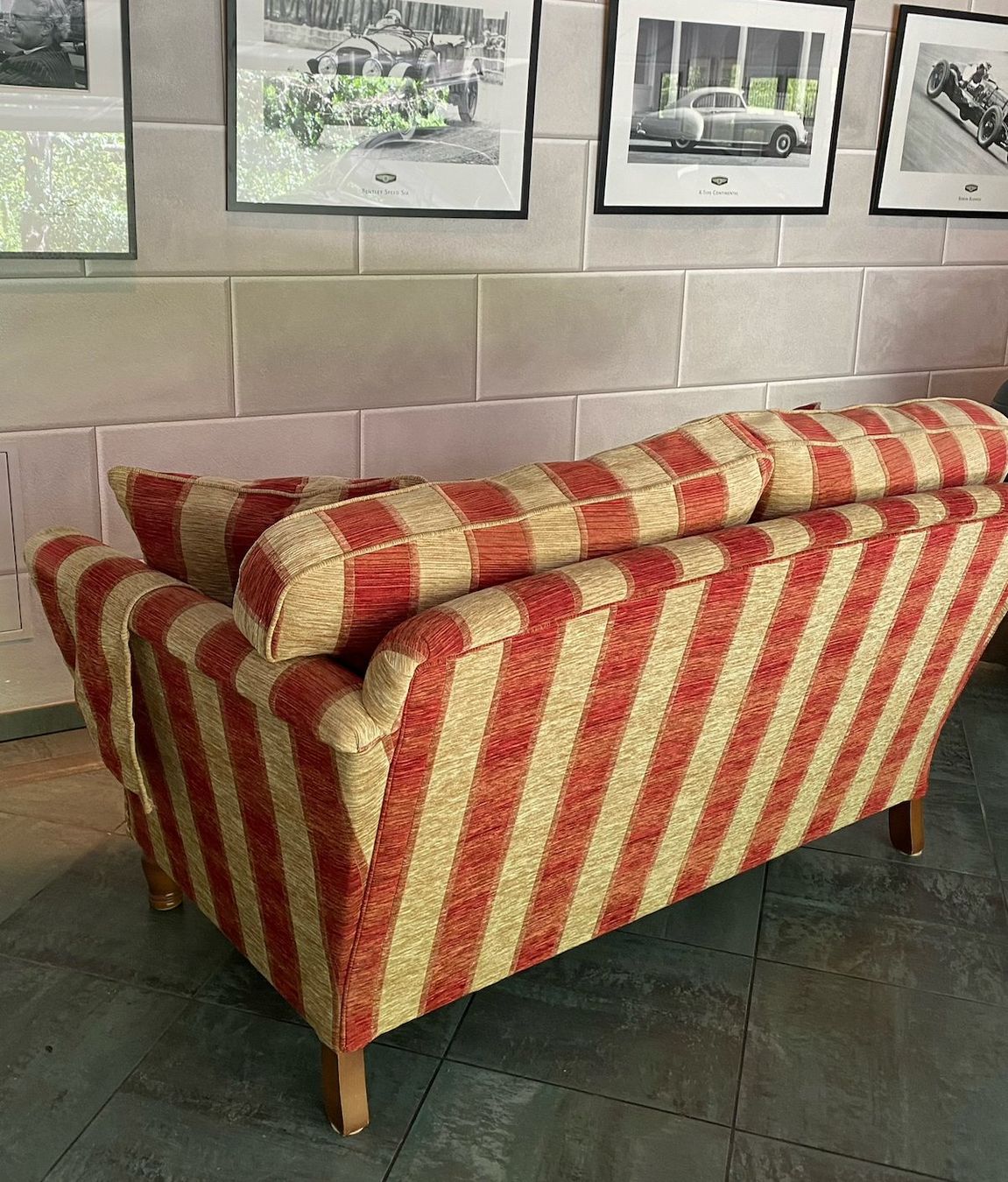 Divani: Englisches Designer Sofa, Duresta gestreift rot/beige – Usato da Ronco sopra Ascona venduto da liz_dbg6 3