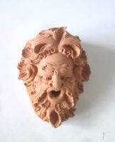 Gesicht aus Terrakotta zum Aufhängen