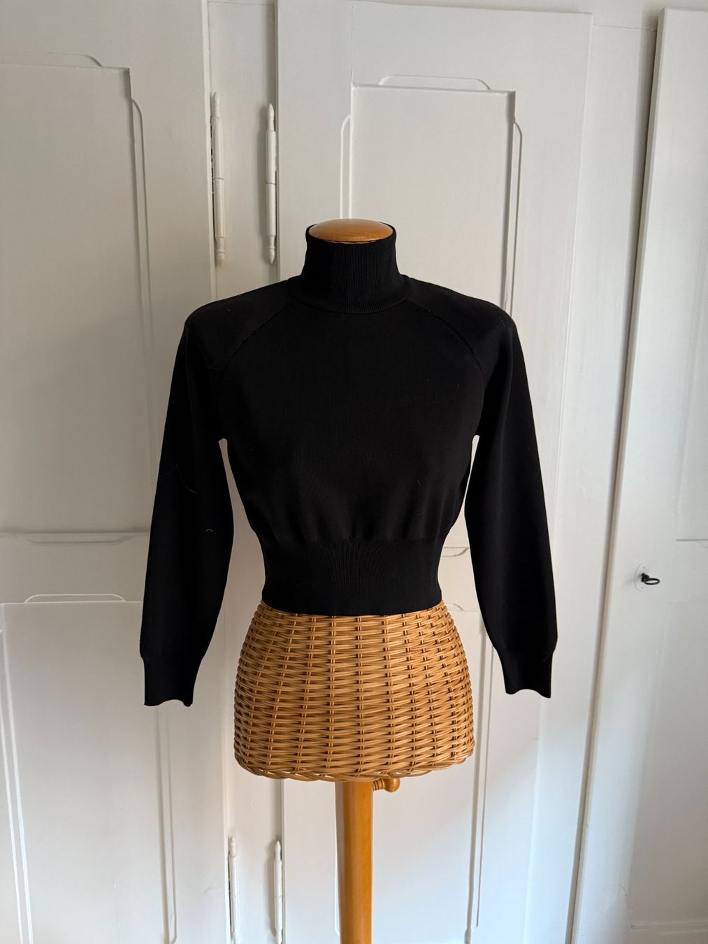 Zara Pullover & Sweatshirts: ZARA - cropped Pullover schwarz S – Gebraucht aus Zürich von Diazaio