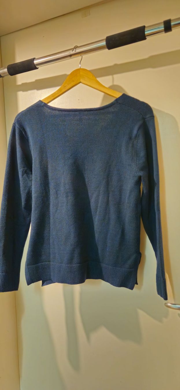 Pulls & Sweat-shirts: Dunkelblauer Winter-Pullover mit V-Ausschnitt, Grösse S – D'occasion à Basel par NikaV13 3