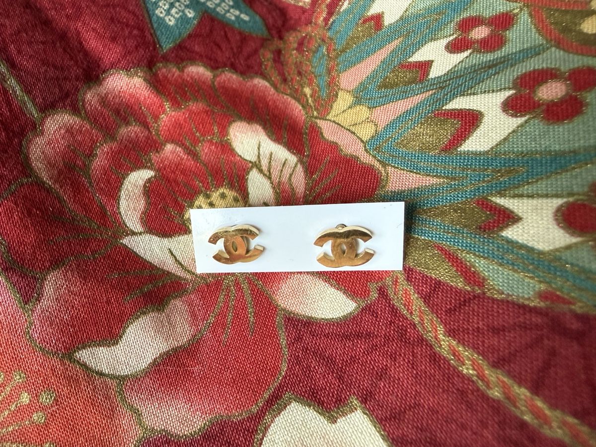 Ohrringe & -stecker: Goldfarbene Ohrstecker Doppel-C Design – Neu und originalverpackt aus Zürich von Lefebvre_Elisabeth