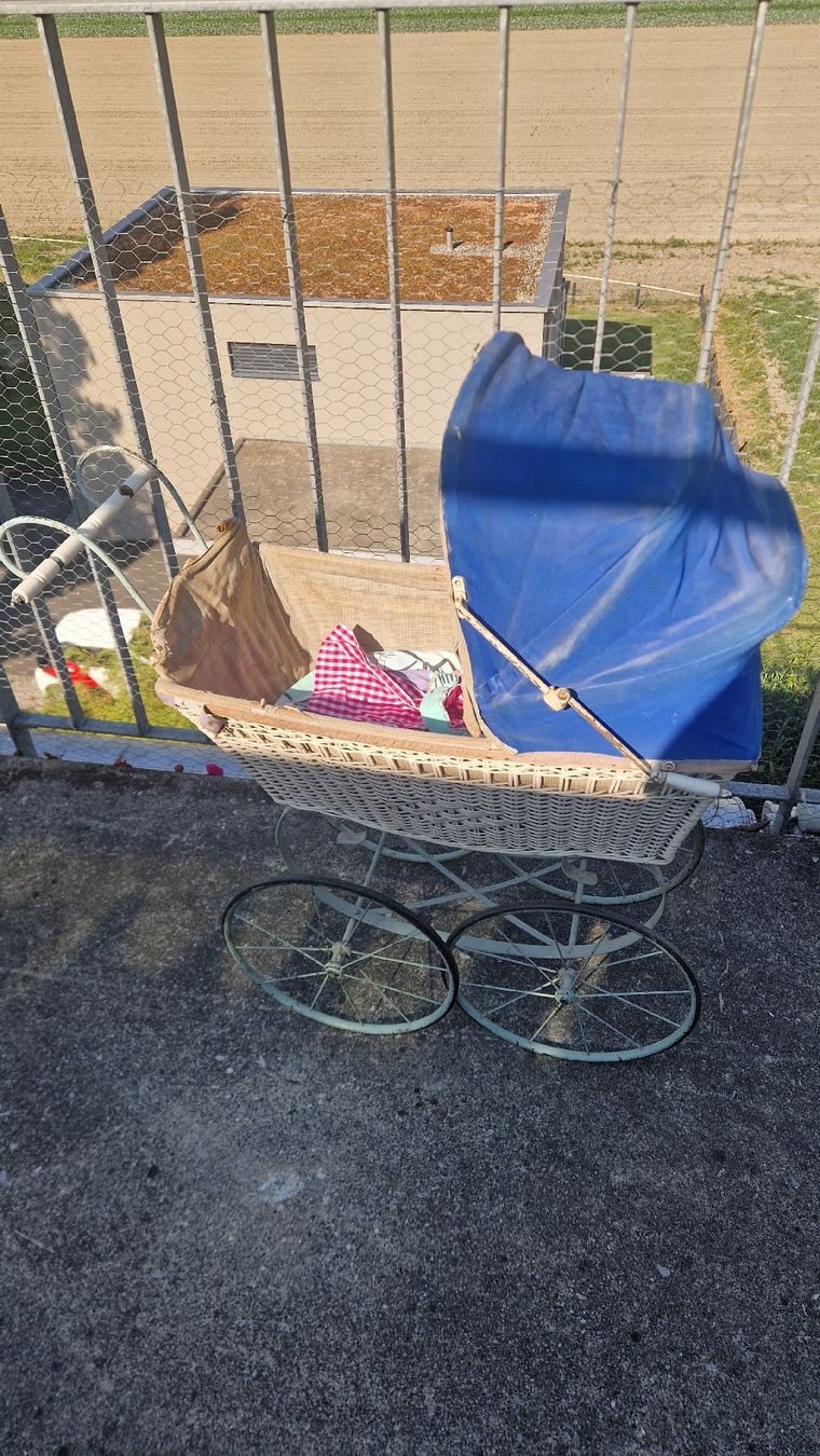 Carrozzine per bambole: Poussette vintage en osier bleu – Usato da Buchs SG venduto da PMULLER
