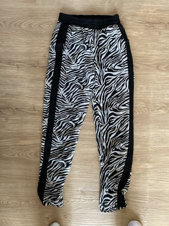 Zebra Hose Gr. M – Stylisch, bequem, top Zustand!