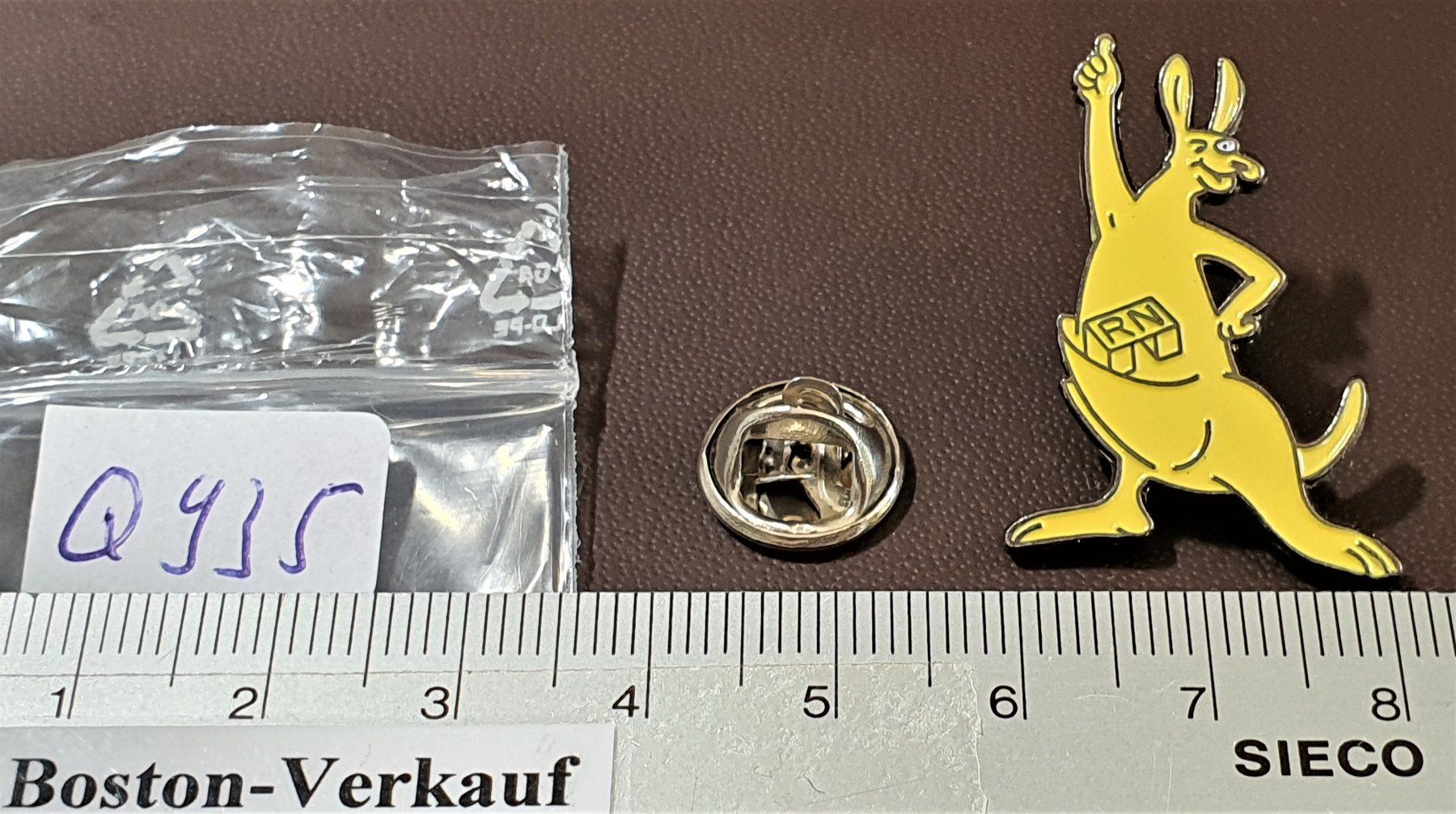 Placchette & Badge: Q935 - Pin RN Papeterie Rüegg-Nägeli  /  Känguru – Usato da Reinach BL venduto da Boston-Verkauf 1