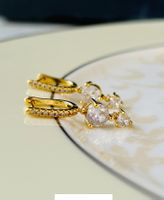 Paire de boucles en argent plaqué or et zircons blancs
