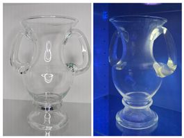 schöne Vase mundgeblasen mit Henkel Uranglas