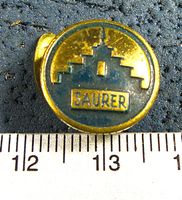 SAURER LKW AUTO LOGO GEPRÄGT KNOPFLOCH ABZEICHEN ANTIK VINTA