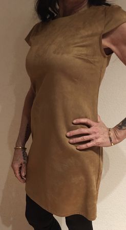 Schickes, leichtes Damenkleid im Wildlederlook der Gr S