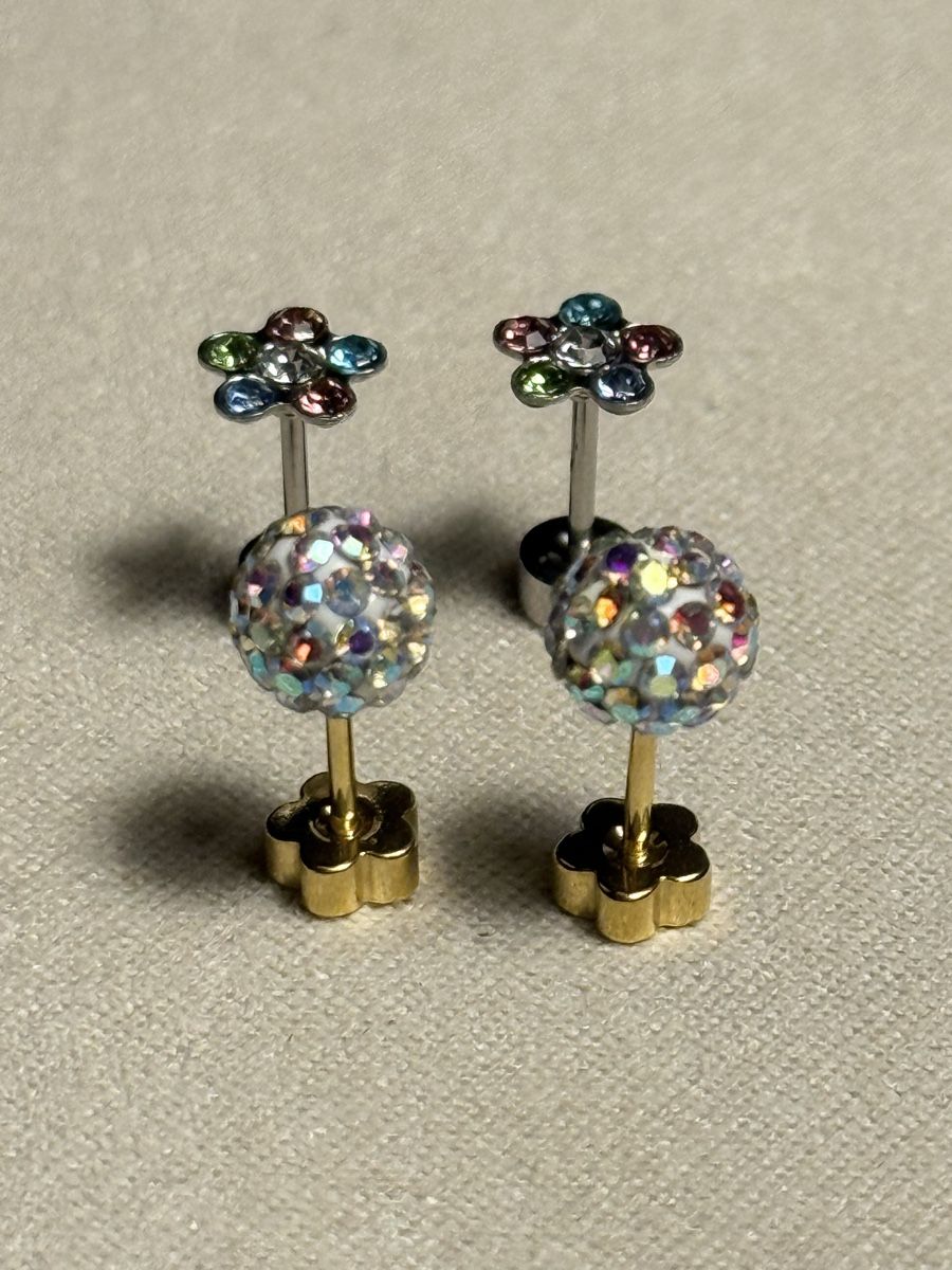 Ohrringe & -stecker: 2 Paar farbige Ohrstecker NEU – Neu und originalverpackt aus Basel von Chili007 3