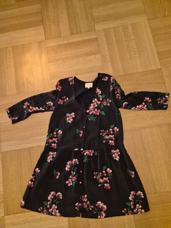 Robe à fleurs courte manche longue taille S noir