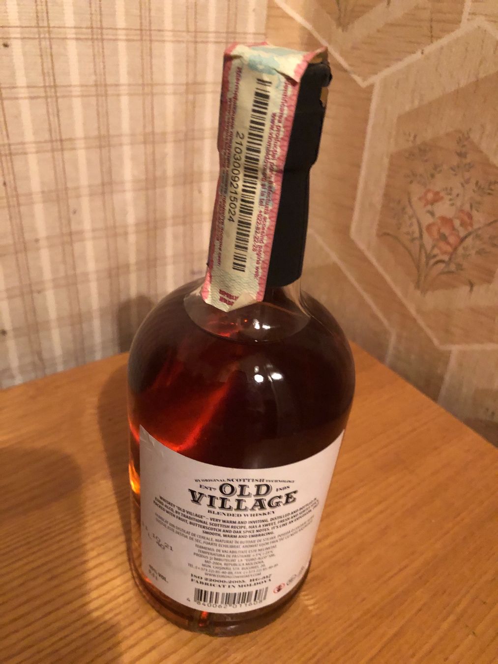 Bevande alcoliche: OLD VILLAGE Blended Whiskey Limited Edition in Eichenfässern – Nuovo e nell'imballaggio originale da Wald ZH venduto da mlnt 1