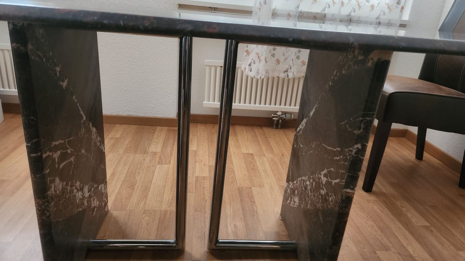 Set de table et chaises: Esstisch Granit mit 4 Lederstühlen  – D'occasion à Steinhausen par cem_8wkq 4