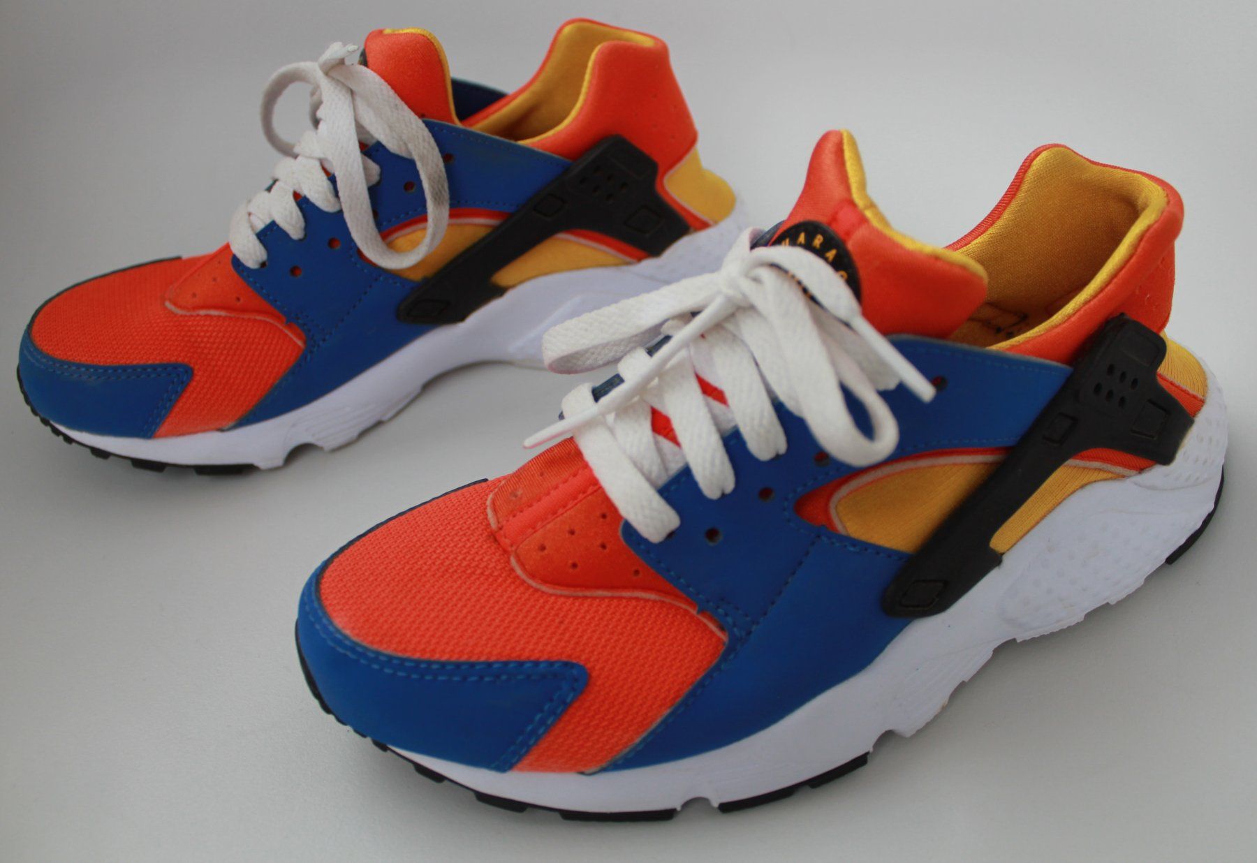 Nike Herrenschuhe: Nike Huarache multicolores, taille 37.5 – Gebraucht aus Peseux von Gilloss
