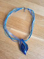 Schönes Blaue Halskette Glas- und Satinbänder