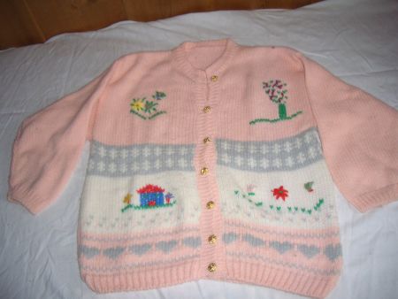 Strickjacke rosa mit Stickereien gebraucht gut erhalten