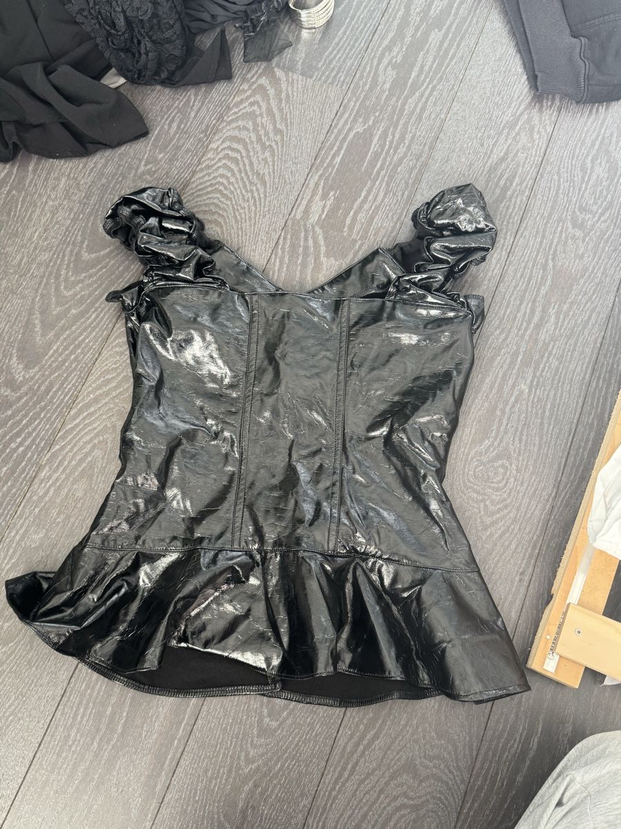 Top: Damen Oberteil latex Rüschen Grösse M – Usato da St. Gallen venduto da bea_9qzt 2