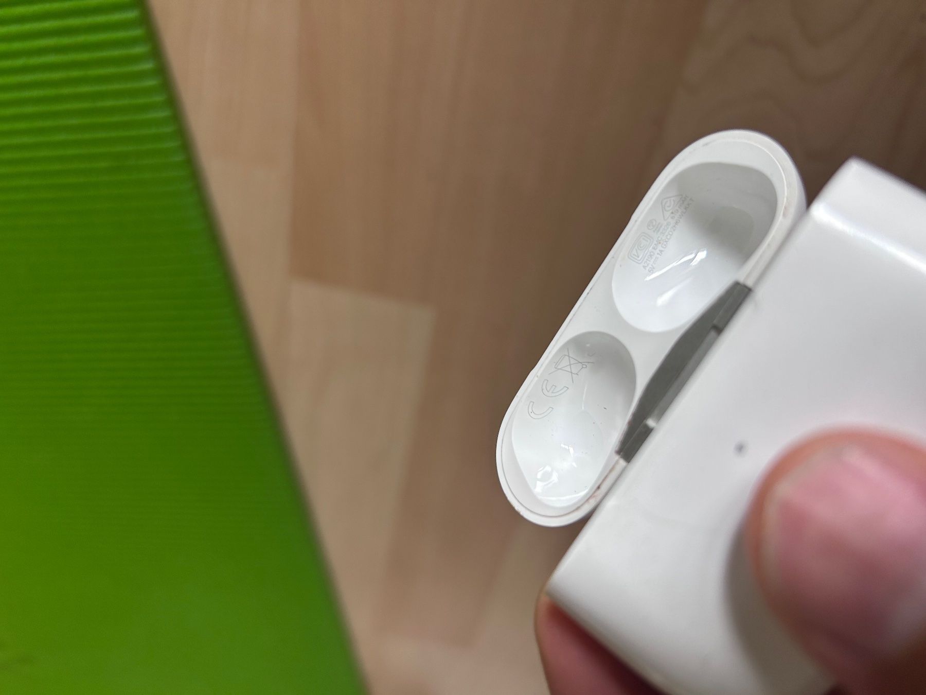 Cuffie: APPLE AirPods Pro 1 Charging Case – Usato da Zürich venduto da rah_xnr8 3