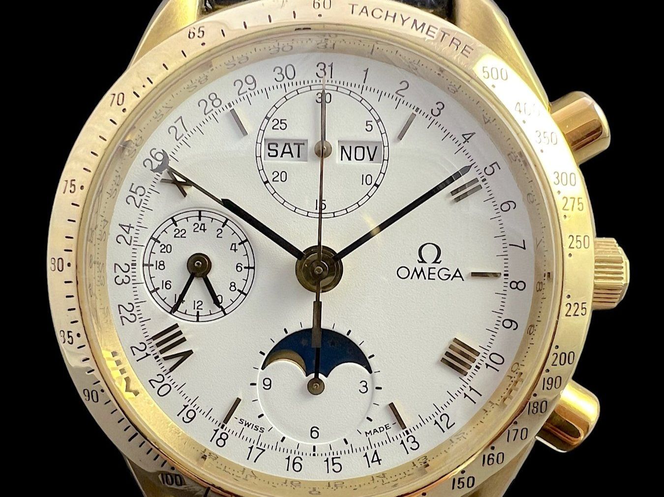 Omega Orologi: Omega Speedmaster Triple Date Mondphase Automatic 18k *U503 – Usato da Zürich venduto da GalerieInauen