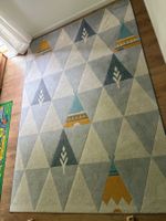 Tapis enfant motifs tipi, tons gris, idéal chambre d'enfant