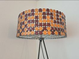 Stehlampe dreibeinig mit Nespresso-Kapseln-Design