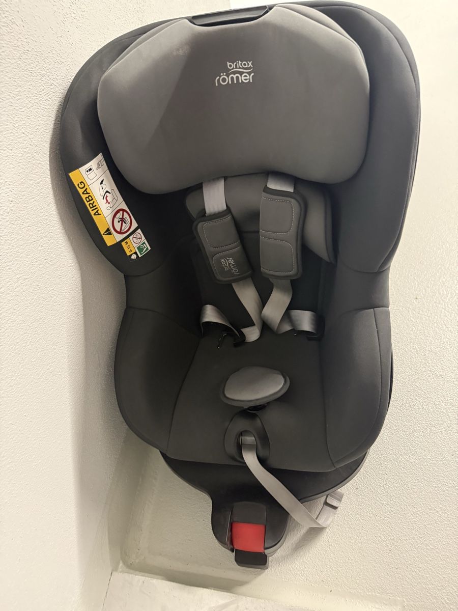 Britax Römer Seggiolini per auto: Britax Römer Dualfix M i-Size Kindersitz – Usato da Dübendorf venduto da alexandru_gal 4