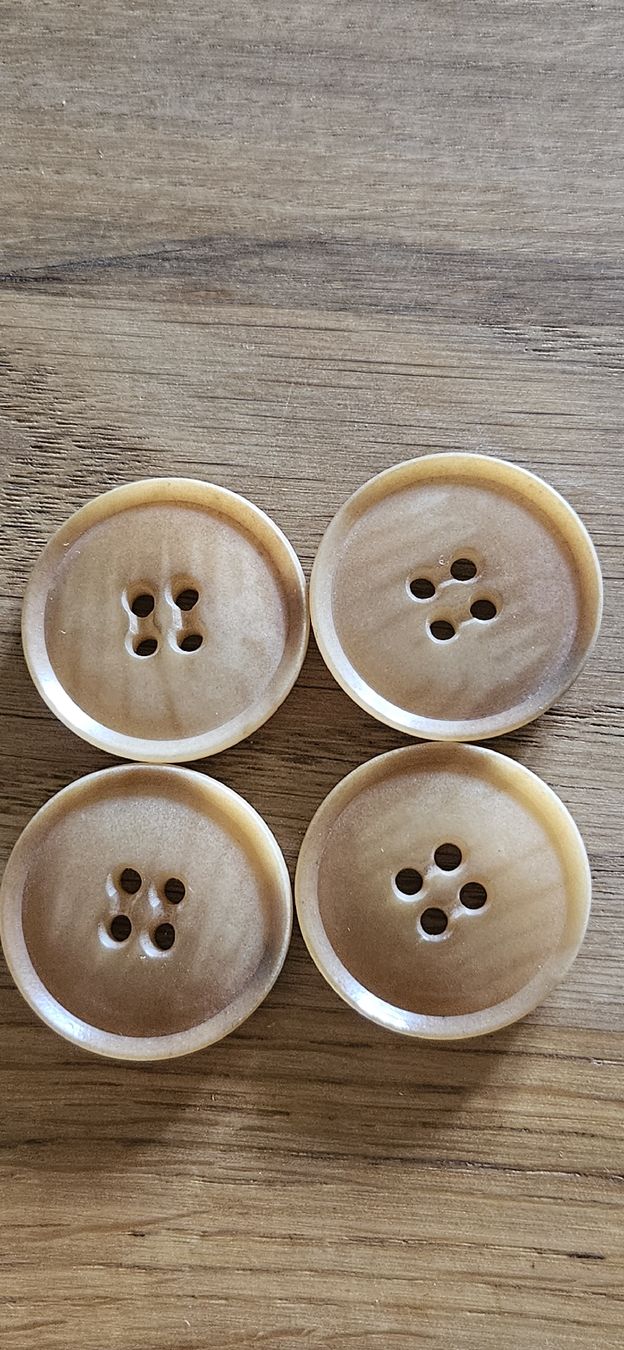 Bottoni: lot 4 Boutons beige 27mm – Usato da Carouge GE venduto da Lea000