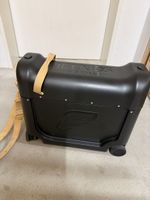 JetKids by Stokke Kinderkoffer Ride-On Schwarz