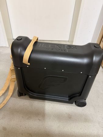 JetKids by Stokke Kinderkoffer Ride-On Schwarz