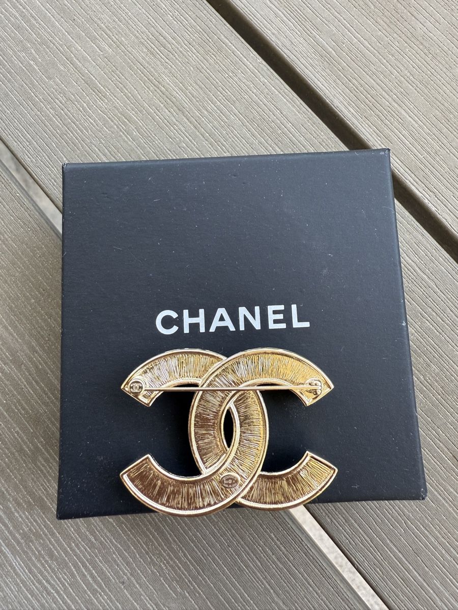 Chanel Spille & Fermagli: CHANEL CC Brosche Gold mit Perlen & Kristallen – Nuovo (secondo la descrizione) da Muttenz venduto da jus_nkk2 2