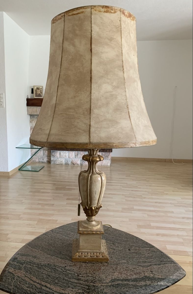 Lampade: Elegante Tischlampe mit Lederschirm – Usato da Bäretswil venduto da Elgouna 1
