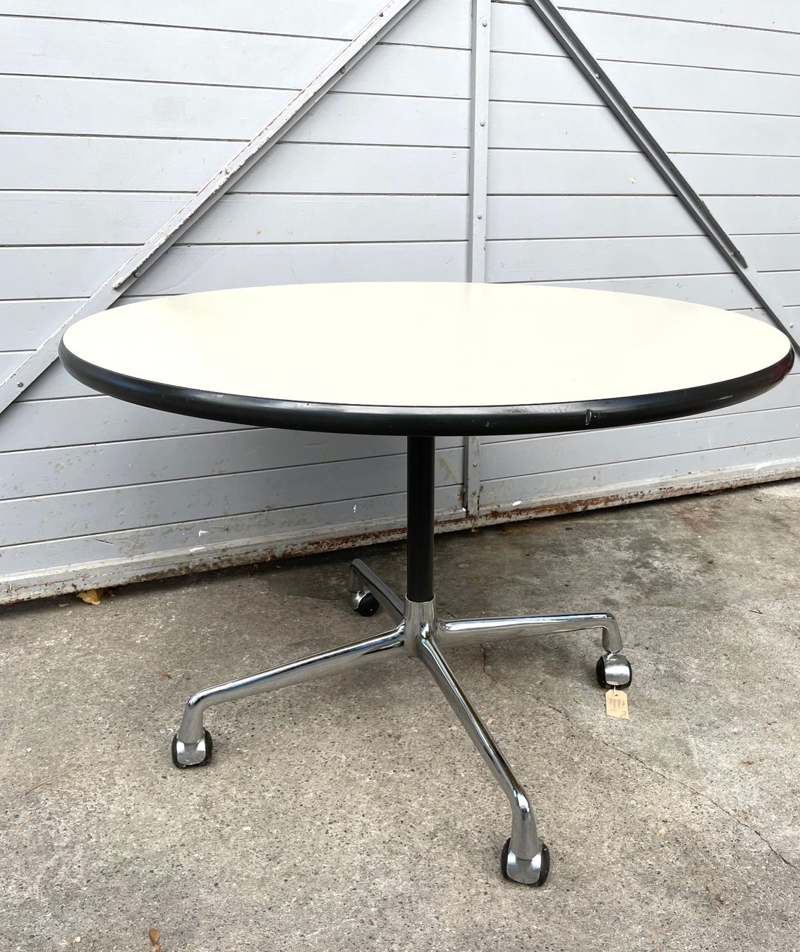 Herman Miller Tavoli: Contract Table rund Eames Hermann Miller – Usato da Zürich venduto da starch.studio