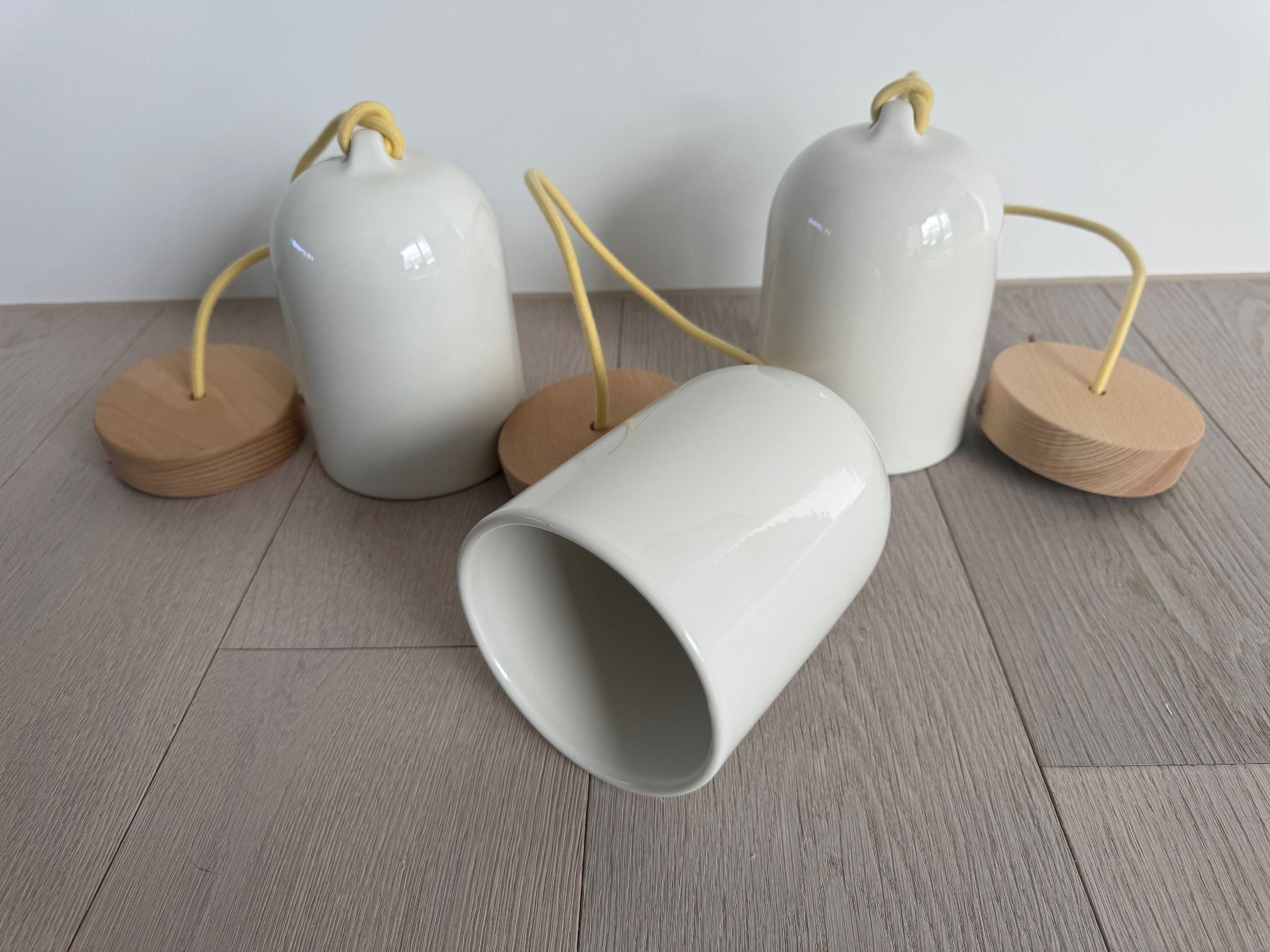Lampadari & plafoniere: 3 glockenförmigen Keramik-Pendelleuchten – Usato da Meggen venduto da telemama