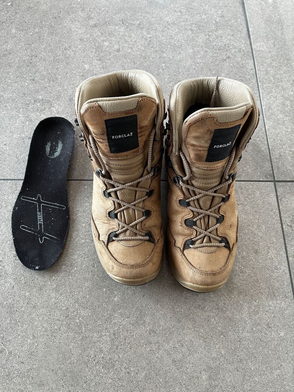 Decathlon Scarpe da uomo: Chaussures randonnée T40-41 – Usato da Corcelles-près-Payerne venduto da CyndelleMaiwen