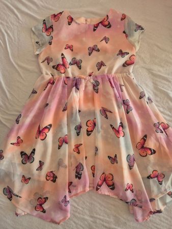 Kleid mit Schmetterlingen, Grösse 110