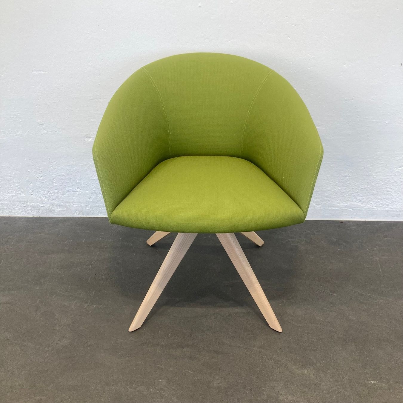 Sessel: Andreu World Brandy SO2997 Armchair – Gebraucht aus Schönenwerd von mcofficeshop
