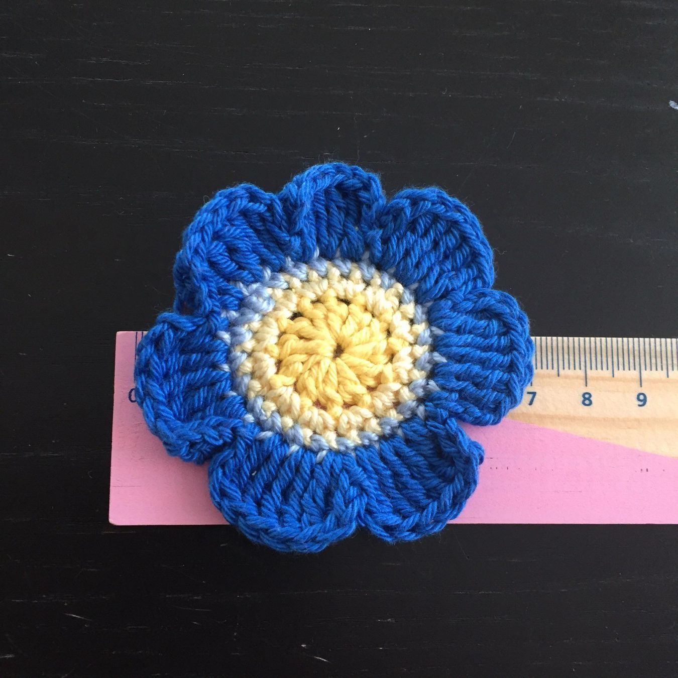 Toppe: 2 St. Blumen blau-gelb gehäkelt 7 cm – Nuovo e nell'imballaggio originale da Emmenbrücke venduto da swissmade-miracles 3