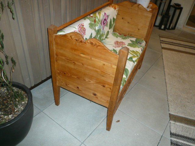 Panchine: Rustikale Holzbank mit Blumenmuster-Auflage, Top Zustand – Usato da Safnern venduto da Hwinner 1