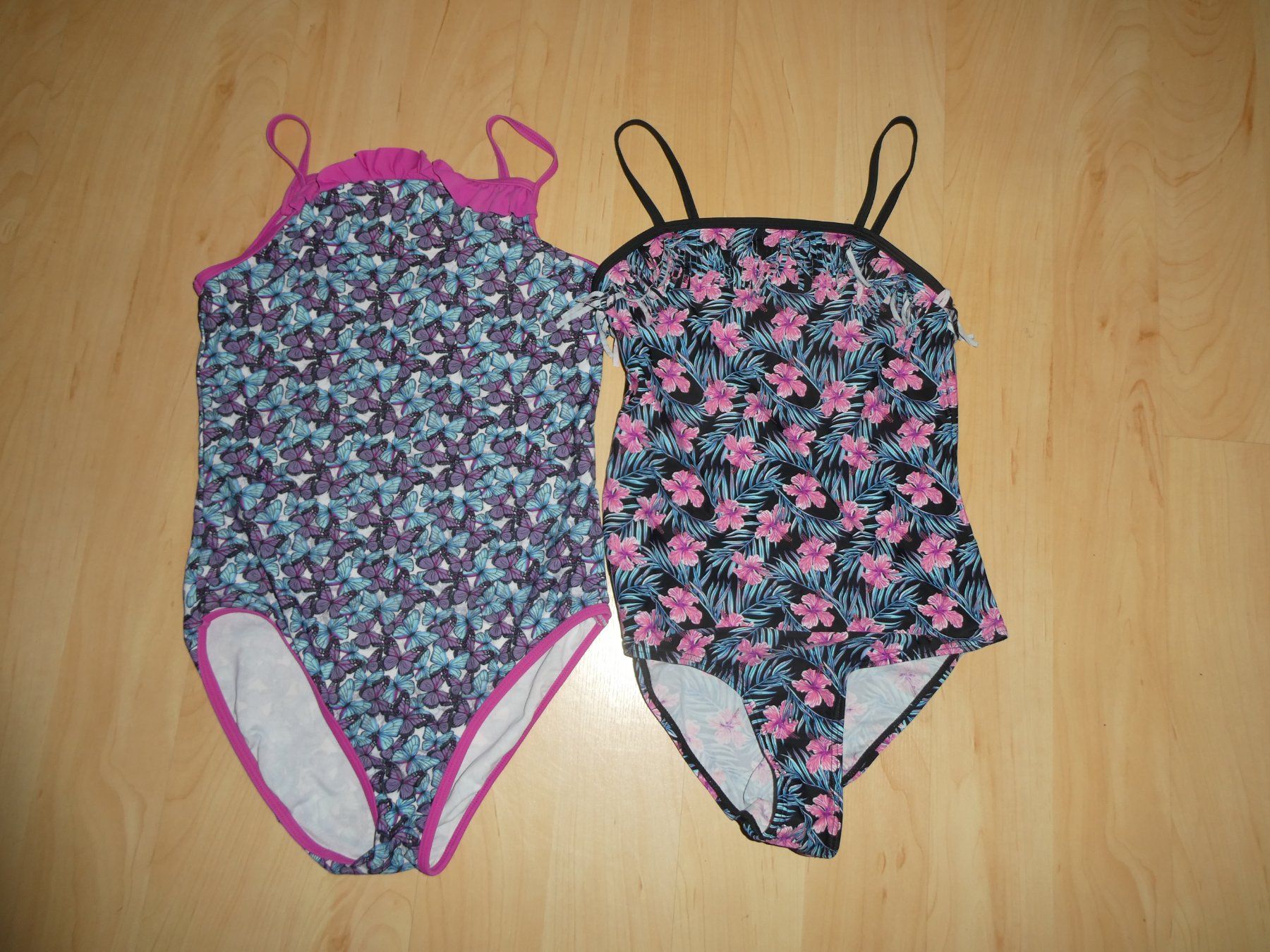 Costumi da bagno & Bikini: Badekleider, Gr. 164 mit Schmetterlingen und Blumen – Usato da Mels venduto da KOSL