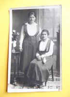 Antike Foto-Postkarte 2 junge Frauen - 20er ?