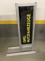 Ständer neben Opel Nutzfahrzeug