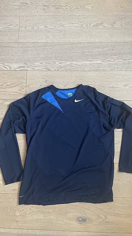 T-shirt: T-shirt à manches longues Dry Fit Nike  – Usato da Troinex venduto da nadinebmichaelson