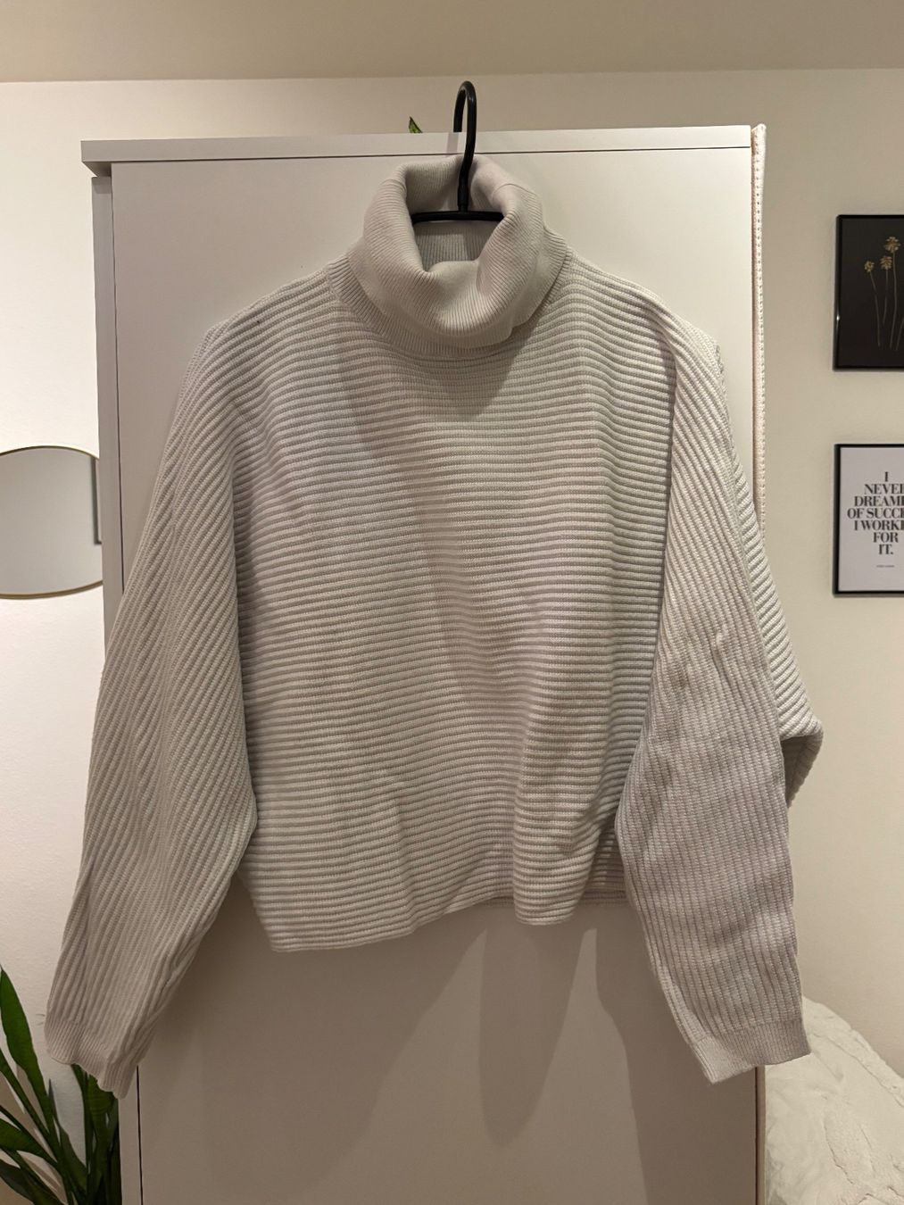 Mango Pulls & Sweat-shirts: Turtleneck Strickpullover weiss – D'occasion à Zürich par hue_82qd