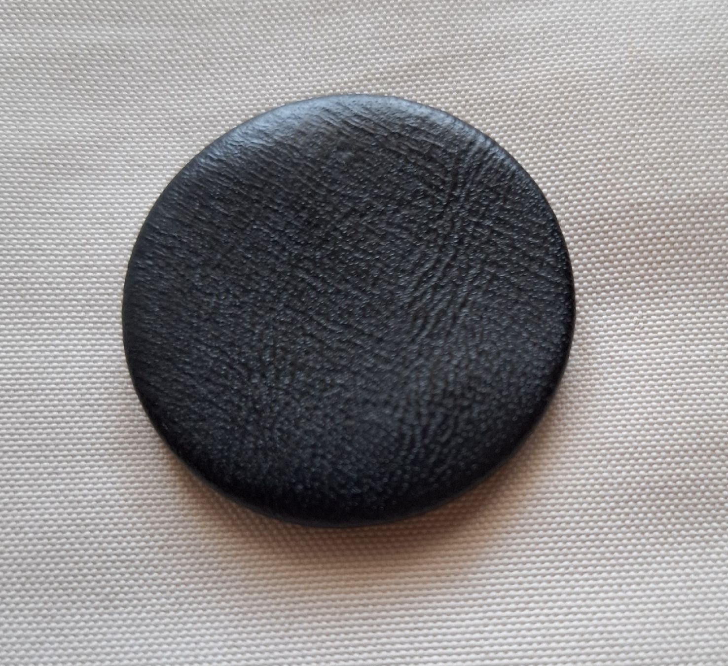Toutes les décorations: Schwarzer Lederknopf oder Lederimitat, 38 mm. – D'occasion à Dietikon par Hirschkopf