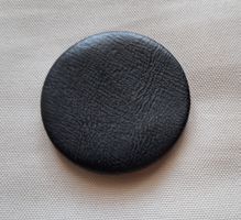 Schwarzer Lederknopf oder Lederimitat, 38 mm.