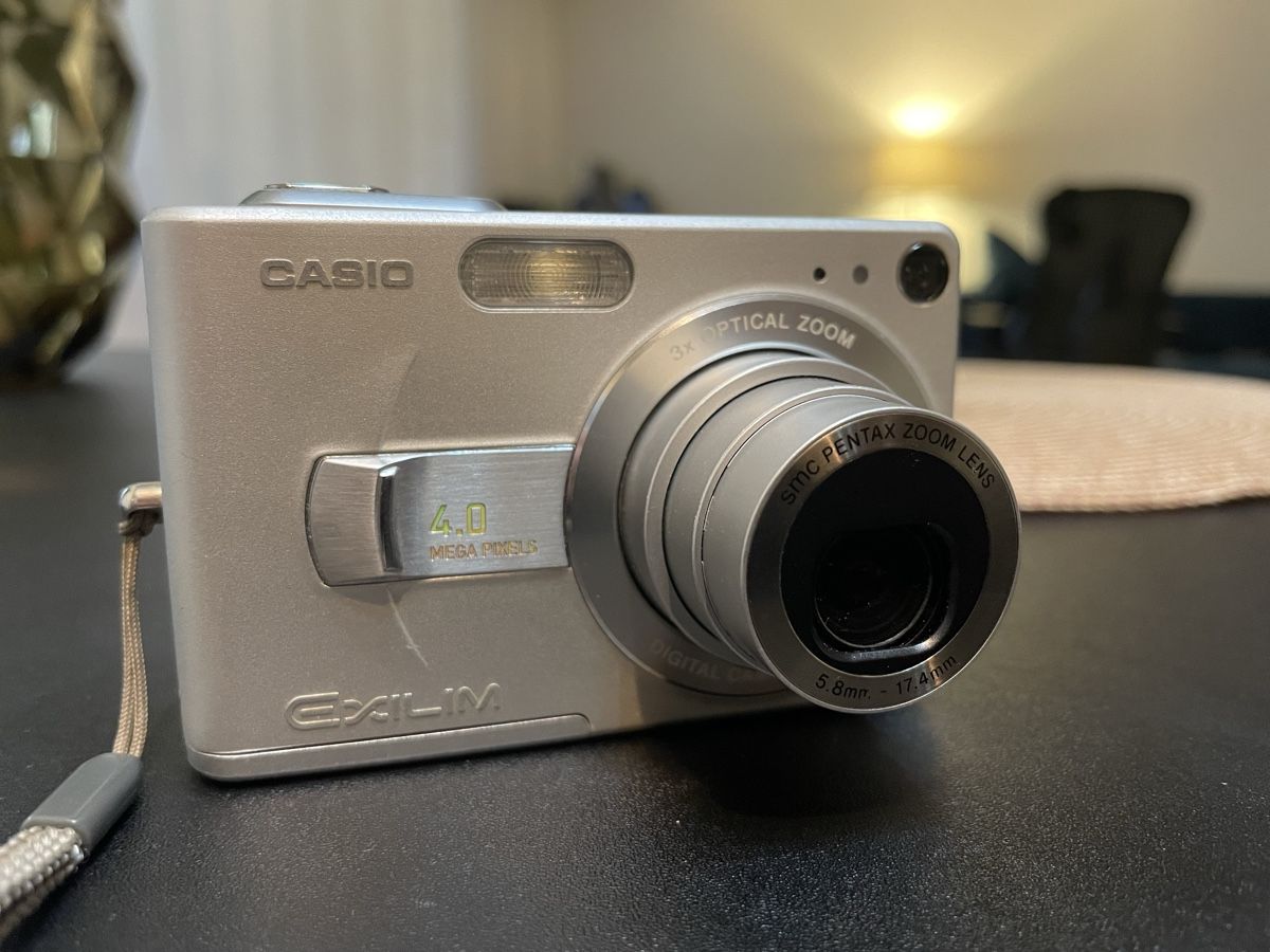 Casio Fotocamera: Casio Exilim EX-Z40 Retro Digitalkamera mit Dockingstation – Usato da Wädenswil venduto da dai_2bcv 2