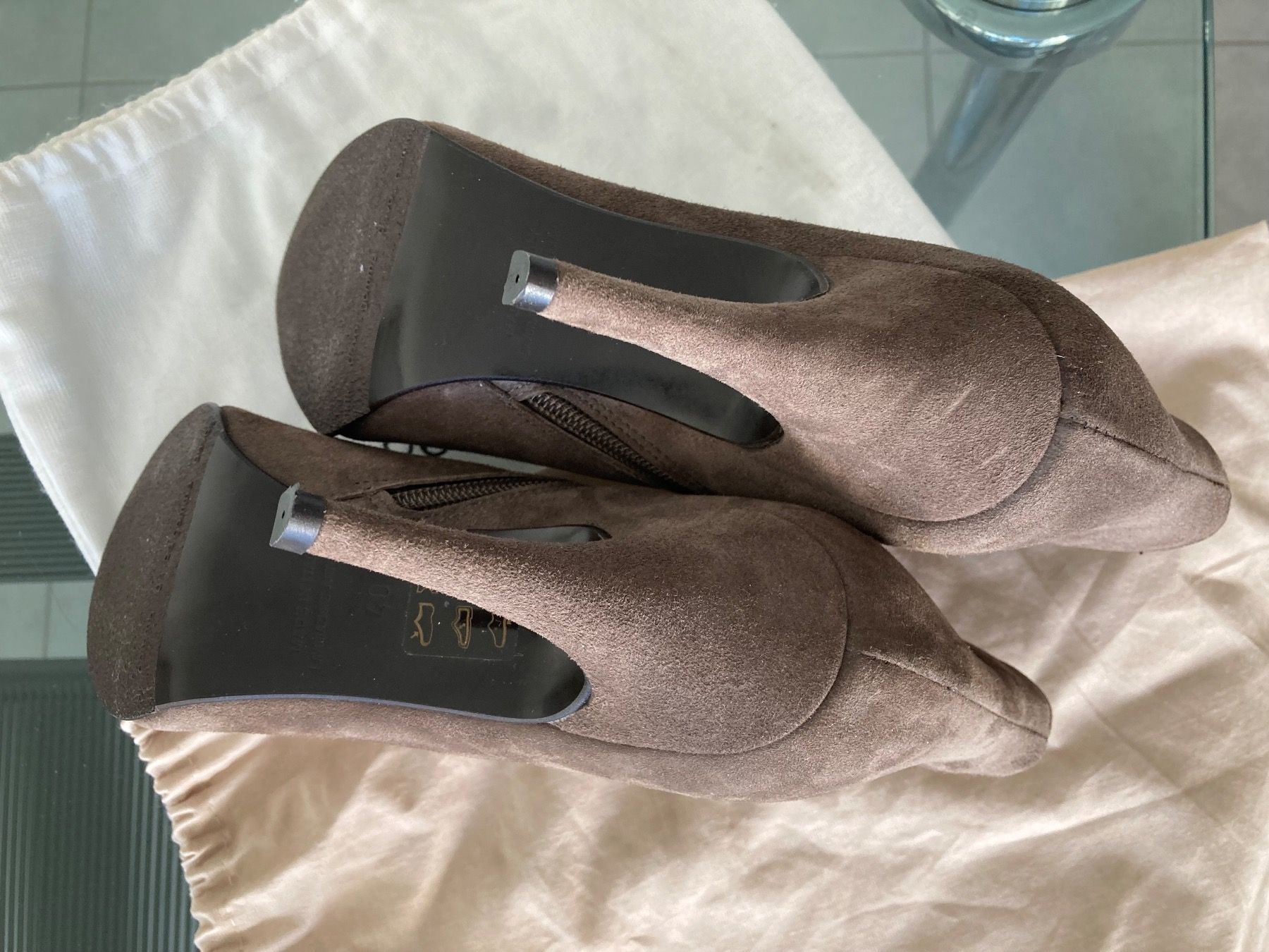 Scarpe da donna: Neue Wildleder-Stiefelette in Grau Grösse 40 – Nuovo (secondo la descrizione) da Holderbank SO venduto da SUS-2021 3