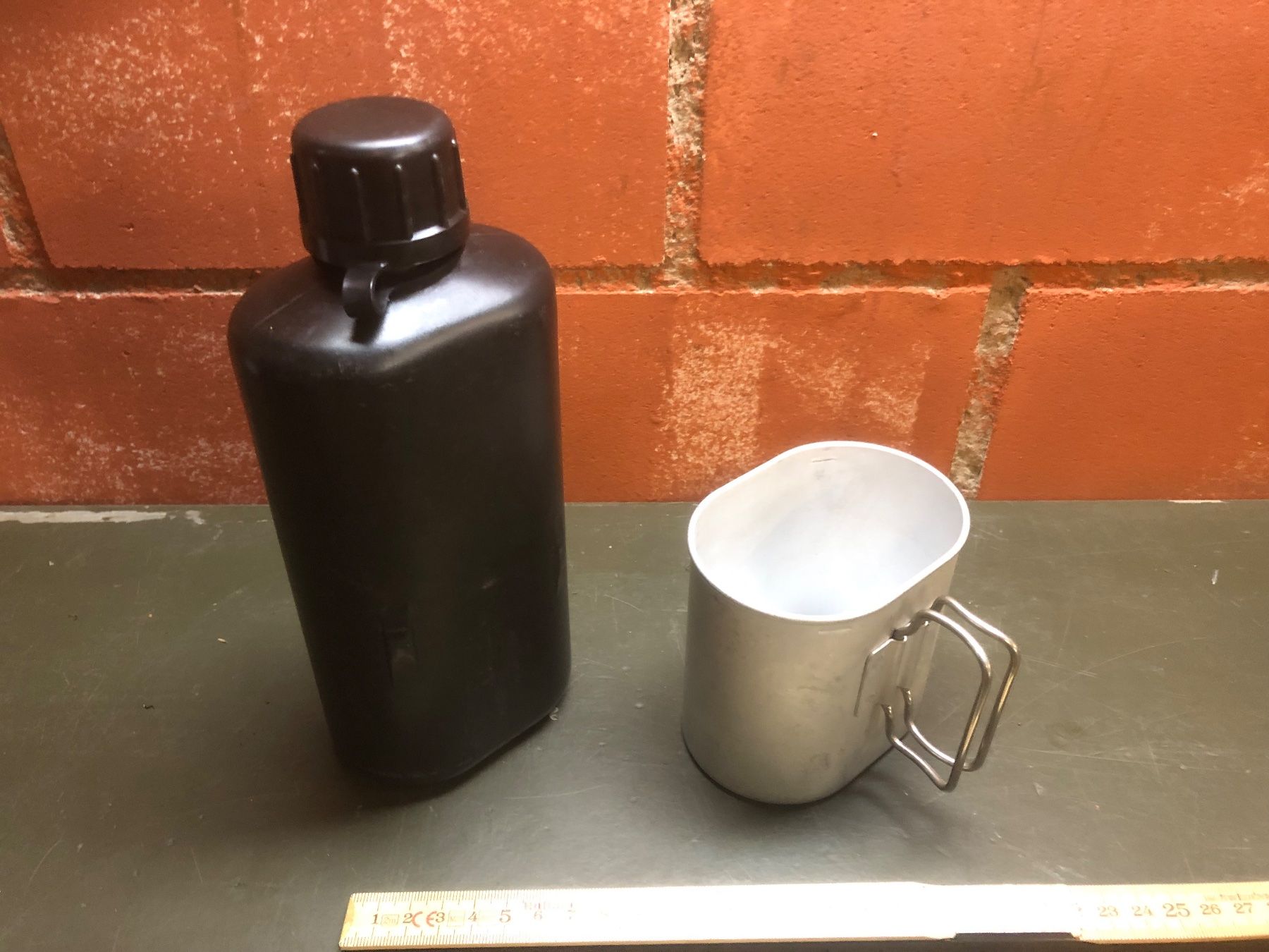 Schweizer Armee Attrezzatura & Pezzi di ricambio: Schweizer Armee Feldflasche Militär Wasserflasche Camping – Usato da Madiswil venduto da TEMISO 1